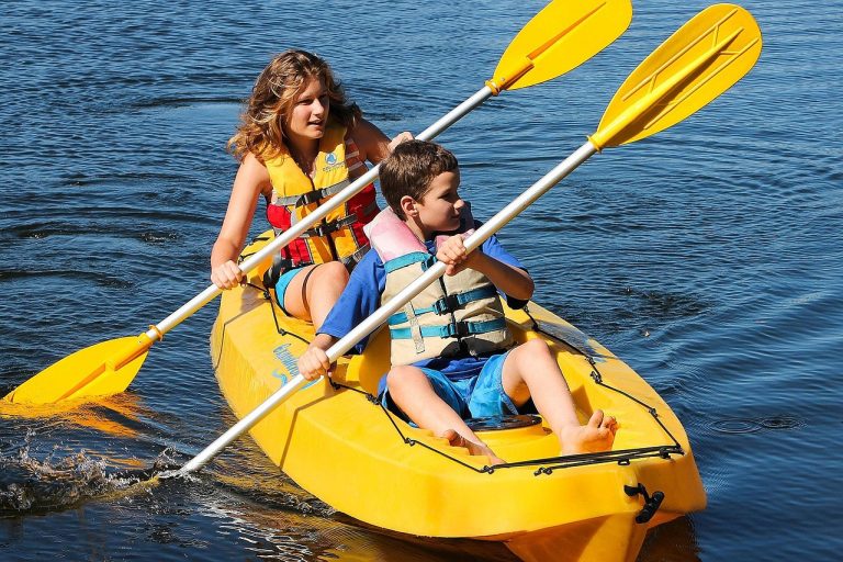 Personas navegando en kayak en pareja con Wave X